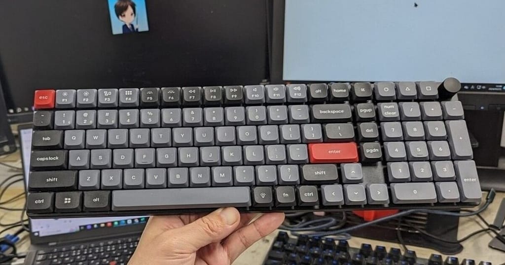 Keychron K17 Proを手に持った写真。